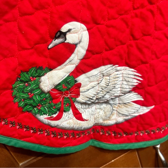 Christmas tree skirt with swan and wreath design - Picture 2 of 4